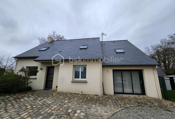Je vous présente une belle maison de 2008, de 7 pièces sur la commune de LANDEVANT, dans un environnement calme et très proche du centre-ville et de tous ces commerces.
Accès rapide à la RN 165 sans sa nuisance et proche de la RIA D'ETEL et des plages et des plages.
Contacter Johanna Lavenant BSK immobilier.
Elle se compose d'une entrée donnant sur le salon séjour traversant avec un accès au jardin et sa terrasse pour vos moments de détente.
Une cuisine entièrement équipée et fonctionnelle, Une buanderie et un bureau très lumineux pouvant servir de chambre.
Un dégagement donne sur la suite parentale avec une salle d'eau attenante et un WC séparé.
À l'étage, Un escalier dessert 4 chambres avec rangement dont une avec sa salle d'eau privative Et un dressing. Une salle de bains avec WC complète cet étage.
Le tout sur un terrain clos de 700 m2 environ, avec plusieurs stationnements possibles et un grand cabanon de jardin.
Les +++
Proche des plages.
Chauffage aérothermie et bonne isolation.
Proche des commerces.
Maison lumineuse.
Contactez moi pour découvrir ce bien sans tarder.