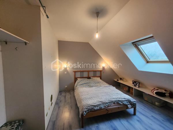 Je vous présente une belle maison de 2008, de 7 pièces sur la commune de LANDEVANT, dans un environnement calme et très proche du centre-ville et de tous ces commerces.
Accès rapide à la RN 165 sans sa nuisance et proche de la RIA D'ETEL et des plages et des plages.
Contacter Johanna Lavenant BSK immobilier.
Elle se compose d'une entrée donnant sur le salon séjour traversant avec un accès au jardin et sa terrasse pour vos moments de détente.
Une cuisine entièrement équipée et fonctionnelle, Une buanderie et un bureau très lumineux pouvant servir de chambre.
Un dégagement donne sur la suite parentale avec une salle d'eau attenante et un WC séparé.
À l'étage, Un escalier dessert 4 chambres avec rangement dont une avec sa salle d'eau privative Et un dressing. Une salle de bains avec WC complète cet étage.
Le tout sur un terrain clos de 700 m2 environ, avec plusieurs stationnements possibles et un grand cabanon de jardin.
Les +++
Proche des plages.
Chauffage aérothermie et bonne isolation.
Proche des commerces.
Maison lumineuse.
Contactez moi pour découvrir ce bien sans tarder.