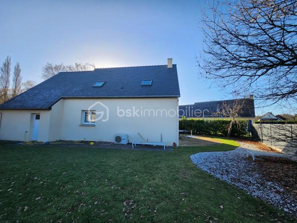 Je vous présente une belle maison de 2008, de 7 pièces sur la commune de LANDEVANT, dans un environnement calme et très proche du centre-ville et de tous ces commerces.
Accès rapide à la RN 165 sans sa nuisance et proche de la RIA D'ETEL et des plages et des plages.
Contacter Johanna Lavenant BSK immobilier.
Elle se compose d'une entrée donnant sur le salon séjour traversant avec un accès au jardin et sa terrasse pour vos moments de détente.
Une cuisine entièrement équipée et fonctionnelle, Une buanderie et un bureau très lumineux pouvant servir de chambre.
Un dégagement donne sur la suite parentale avec une salle d'eau attenante et un WC séparé.
À l'étage, Un escalier dessert 4 chambres avec rangement dont une avec sa salle d'eau privative Et un dressing. Une salle de bains avec WC complète cet étage.
Le tout sur un terrain clos de 700 m2 environ, avec plusieurs stationnements possibles et un grand cabanon de jardin.
Les +++
Proche des plages.
Chauffage aérothermie et bonne isolation.
Proche des commerces.
Maison lumineuse.
Contactez moi pour découvrir ce bien sans tarder.