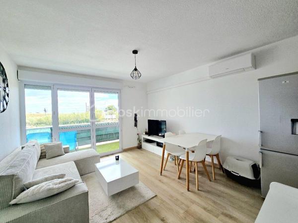 Valenti Victor vous propose - Ce beau T2 au 1er étage situé dans une résidence sécurisée et semi-récente. L'appartement se compose comme suit : 

- Une entrée avec placards desservant sur un spacieux séjour lumineux avec cuisine ouverte équipée et aménagée. La pièce de vie bénéficie de la climatisation réversersible. 
- Côté nuit, nous trouvons une chambre parentale avec placards aménagés, et salle de bain. 
- Le plus : Un balcon de 10m2 à l'exposition idéale permettant de profiter des beaux jours. Il est accessible depuis le séjour et la chambre. 

Les sols ainsi que la salle de bains ont été entièrement rénovés.

Vous apprécierez les deux places de stationnement privatives vendues avec le bien ainsi que la piscine privée de la résidence ouverte durant tout l'été (juin-septembre). Un parking visiteur est attenant à la résidence. De plus, les façades viennent d'être refaite.

Que ce soit pour un premier achat, un investissement locatif ou une résidence secondaire, ce bien offre de multiples possibilités d'exploitation. Proximité des commerces, des commodités, du centre-ville et des plages