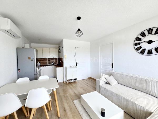 Valenti Victor vous propose - Ce beau T2 au 1er étage situé dans une résidence sécurisée et semi-récente. L'appartement se compose comme suit : 

- Une entrée avec placards desservant sur un spacieux séjour lumineux avec cuisine ouverte équipée et aménagée. La pièce de vie bénéficie de la climatisation réversersible. 
- Côté nuit, nous trouvons une chambre parentale avec placards aménagés, et salle de bain. 
- Le plus : Un balcon de 10m2 à l'exposition idéale permettant de profiter des beaux jours. Il est accessible depuis le séjour et la chambre. 

Les sols ainsi que la salle de bains ont été entièrement rénovés.

Vous apprécierez les deux places de stationnement privatives vendues avec le bien ainsi que la piscine privée de la résidence ouverte durant tout l'été (juin-septembre). Un parking visiteur est attenant à la résidence. De plus, les façades viennent d'être refaite.

Que ce soit pour un premier achat, un investissement locatif ou une résidence secondaire, ce bien offre de multiples possibilités d'exploitation. Proximité des commerces, des commodités, du centre-ville et des plages