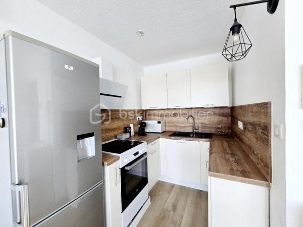 Valenti Victor vous propose - Ce beau T2 au 1er étage situé dans une résidence sécurisée et semi-récente. L'appartement se compose comme suit : 

- Une entrée avec placards desservant sur un spacieux séjour lumineux avec cuisine ouverte équipée et aménagée. La pièce de vie bénéficie de la climatisation réversersible. 
- Côté nuit, nous trouvons une chambre parentale avec placards aménagés, et salle de bain. 
- Le plus : Un balcon de 10m2 à l'exposition idéale permettant de profiter des beaux jours. Il est accessible depuis le séjour et la chambre. 

Les sols ainsi que la salle de bains ont été entièrement rénovés.

Vous apprécierez les deux places de stationnement privatives vendues avec le bien ainsi que la piscine privée de la résidence ouverte durant tout l'été (juin-septembre). Un parking visiteur est attenant à la résidence. De plus, les façades viennent d'être refaite.

Que ce soit pour un premier achat, un investissement locatif ou une résidence secondaire, ce bien offre de multiples possibilités d'exploitation. Proximité des commerces, des commodités, du centre-ville et des plages
