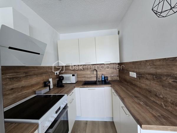 Valenti Victor vous propose - Ce beau T2 au 1er étage situé dans une résidence sécurisée et semi-récente. L'appartement se compose comme suit : 

- Une entrée avec placards desservant sur un spacieux séjour lumineux avec cuisine ouverte équipée et aménagée. La pièce de vie bénéficie de la climatisation réversersible. 
- Côté nuit, nous trouvons une chambre parentale avec placards aménagés, et salle de bain. 
- Le plus : Un balcon de 10m2 à l'exposition idéale permettant de profiter des beaux jours. Il est accessible depuis le séjour et la chambre. 

Les sols ainsi que la salle de bains ont été entièrement rénovés.

Vous apprécierez les deux places de stationnement privatives vendues avec le bien ainsi que la piscine privée de la résidence ouverte durant tout l'été (juin-septembre). Un parking visiteur est attenant à la résidence. De plus, les façades viennent d'être refaite.

Que ce soit pour un premier achat, un investissement locatif ou une résidence secondaire, ce bien offre de multiples possibilités d'exploitation. Proximité des commerces, des commodités, du centre-ville et des plages