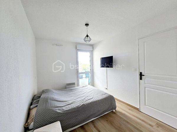 Valenti Victor vous propose - Ce beau T2 au 1er étage situé dans une résidence sécurisée et semi-récente. L'appartement se compose comme suit : 

- Une entrée avec placards desservant sur un spacieux séjour lumineux avec cuisine ouverte équipée et aménagée. La pièce de vie bénéficie de la climatisation réversersible. 
- Côté nuit, nous trouvons une chambre parentale avec placards aménagés, et salle de bain. 
- Le plus : Un balcon de 10m2 à l'exposition idéale permettant de profiter des beaux jours. Il est accessible depuis le séjour et la chambre. 

Les sols ainsi que la salle de bains ont été entièrement rénovés.

Vous apprécierez les deux places de stationnement privatives vendues avec le bien ainsi que la piscine privée de la résidence ouverte durant tout l'été (juin-septembre). Un parking visiteur est attenant à la résidence. De plus, les façades viennent d'être refaite.

Que ce soit pour un premier achat, un investissement locatif ou une résidence secondaire, ce bien offre de multiples possibilités d'exploitation. Proximité des commerces, des commodités, du centre-ville et des plages