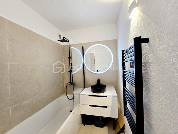 Valenti Victor vous propose - Ce beau T2 au 1er étage situé dans une résidence sécurisée et semi-récente. L'appartement se compose comme suit : 

- Une entrée avec placards desservant sur un spacieux séjour lumineux avec cuisine ouverte équipée et aménagée. La pièce de vie bénéficie de la climatisation réversersible. 
- Côté nuit, nous trouvons une chambre parentale avec placards aménagés, et salle de bain. 
- Le plus : Un balcon de 10m2 à l'exposition idéale permettant de profiter des beaux jours. Il est accessible depuis le séjour et la chambre. 

Les sols ainsi que la salle de bains ont été entièrement rénovés.

Vous apprécierez les deux places de stationnement privatives vendues avec le bien ainsi que la piscine privée de la résidence ouverte durant tout l'été (juin-septembre). Un parking visiteur est attenant à la résidence. De plus, les façades viennent d'être refaite.

Que ce soit pour un premier achat, un investissement locatif ou une résidence secondaire, ce bien offre de multiples possibilités d'exploitation. Proximité des commerces, des commodités, du centre-ville et des plages