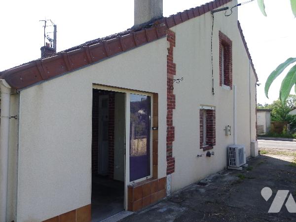 Maison de village mitoyenne d'un côté