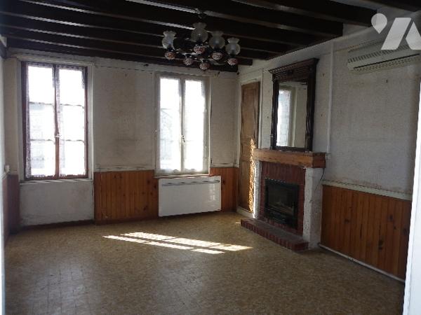 Maison de village mitoyenne d'un côté