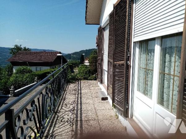 sur les hauteurs , très jolie vue dégagée , pavillon 112 m², combles aménageables, 2 garages