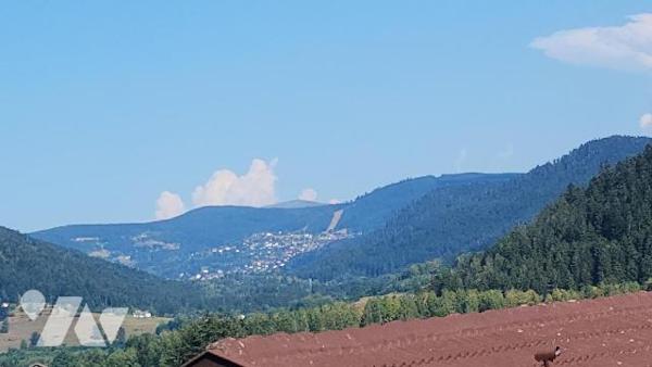 sur les hauteurs , très jolie vue dégagée , pavillon 112 m², combles aménageables, 2 garages