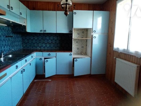 sur les hauteurs , très jolie vue dégagée , pavillon 112 m², combles aménageables, 2 garages
