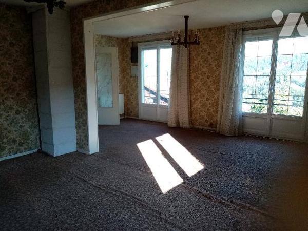 sur les hauteurs , très jolie vue dégagée , pavillon 112 m², combles aménageables, 2 garages