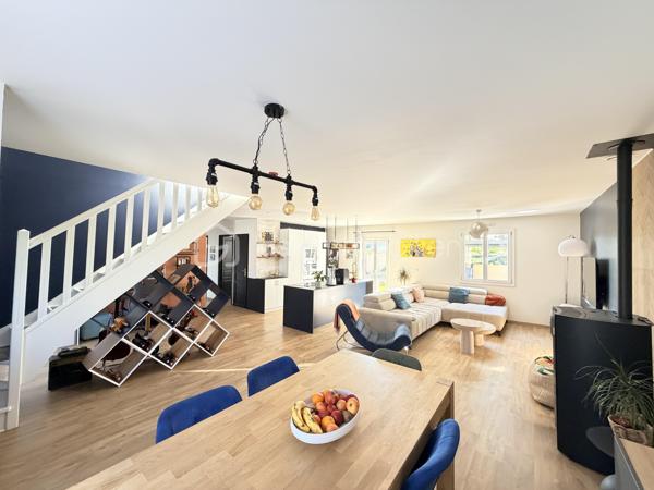 Maison confort plain pied – 150 m² au sol

Coup de cœur assuré pour cette belle maison pleine de charme, entièrement rénovée avec goût, offrant environ 150 m² au sol et un agencement idéal pour une vie de famille.

Dès l’entrée, vous serez séduit par une magnifique pièce de vie, chaleureuse et lumineuse, composée d’un espace salon/séjour convivial et d’une cuisine ouverte, aménagée et équipée, pensée pour partager de beaux moments en famille ou entre amis. Un espace bureau complète harmonieusement cette pièce.

Le rez-de-chaussée dispose également d’un agréable espace nuit, comprenant deux chambres, dont une belle suite parentale, ainsi qu’une salle de bain et un wc séparé.

À l’étage, un palier aménagé dessert deux très belles chambres d’environ 20 m² au sol chacune, offrant de beaux volumes et de nombreuses possibilités d’aménagement.

Rénovée avec soin et bénéficiant d’une décoration élégante, cette maison allie parfaitement le charme, le confort contemporain et de beaux volumes.

Le chauffage est assuré par une pompe à chaleur réversible qui vous apportera également un vrai confort de rafraichissement par les températures extrêmes rencontrées aujourd'hui.

Un poêle à granulés de bois vous apportera également une chaleur douce et confortable.

Un garage de 24m² et une dépendance de 9m² complète cette maison.

Les extérieurs ne ferons que de confirmer votre premier ressenti. Ce dernier est entièrement clôturé avec deux espaces de stationnements indépendants. Une orientation parfaite Est/Ouest, un jardin agrémenté d'une belle terrasse carrelée avec une pergola ainsi qu'un second espace détente bucolique avec une seconde pergola en bois.

Les + :

* Environ 150 m² au sol
* Maison rénovée avec goût
* Belle pièce de vie
* Cuisine ouverte aménagée et équipée
* Espace bureau
* 4 chambres, dont une suite parentale
* Palier aménagé
* Agencement familial et fonctionnel
* Maison économique et climatisée
* Un grand garage
* Un jardin parfaitement aménagé où il vous sera facile de vous projeter

Une maison chaleureuse prête à accueillir ses nouveaux propriétaires. À découvrir sans tarder !