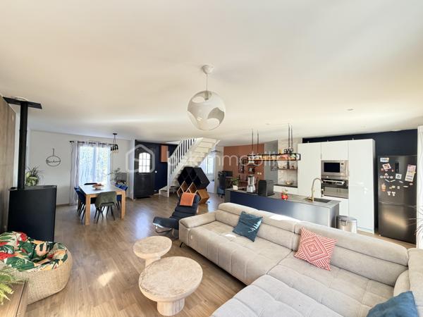 Maison confort plain pied – 150 m² au sol

Coup de cœur assuré pour cette belle maison pleine de charme, entièrement rénovée avec goût, offrant environ 150 m² au sol et un agencement idéal pour une vie de famille.

Dès l’entrée, vous serez séduit par une magnifique pièce de vie, chaleureuse et lumineuse, composée d’un espace salon/séjour convivial et d’une cuisine ouverte, aménagée et équipée, pensée pour partager de beaux moments en famille ou entre amis. Un espace bureau complète harmonieusement cette pièce.

Le rez-de-chaussée dispose également d’un agréable espace nuit, comprenant deux chambres, dont une belle suite parentale, ainsi qu’une salle de bain et un wc séparé.

À l’étage, un palier aménagé dessert deux très belles chambres d’environ 20 m² au sol chacune, offrant de beaux volumes et de nombreuses possibilités d’aménagement.

Rénovée avec soin et bénéficiant d’une décoration élégante, cette maison allie parfaitement le charme, le confort contemporain et de beaux volumes.

Le chauffage est assuré par une pompe à chaleur réversible qui vous apportera également un vrai confort de rafraichissement par les températures extrêmes rencontrées aujourd'hui.

Un poêle à granulés de bois vous apportera également une chaleur douce et confortable.

Un garage de 24m² et une dépendance de 9m² complète cette maison.

Les extérieurs ne ferons que de confirmer votre premier ressenti. Ce dernier est entièrement clôturé avec deux espaces de stationnements indépendants. Une orientation parfaite Est/Ouest, un jardin agrémenté d'une belle terrasse carrelée avec une pergola ainsi qu'un second espace détente bucolique avec une seconde pergola en bois.

Les + :

* Environ 150 m² au sol
* Maison rénovée avec goût
* Belle pièce de vie
* Cuisine ouverte aménagée et équipée
* Espace bureau
* 4 chambres, dont une suite parentale
* Palier aménagé
* Agencement familial et fonctionnel
* Maison économique et climatisée
* Un grand garage
* Un jardin parfaitement aménagé où il vous sera facile de vous projeter

Une maison chaleureuse prête à accueillir ses nouveaux propriétaires. À découvrir sans tarder !