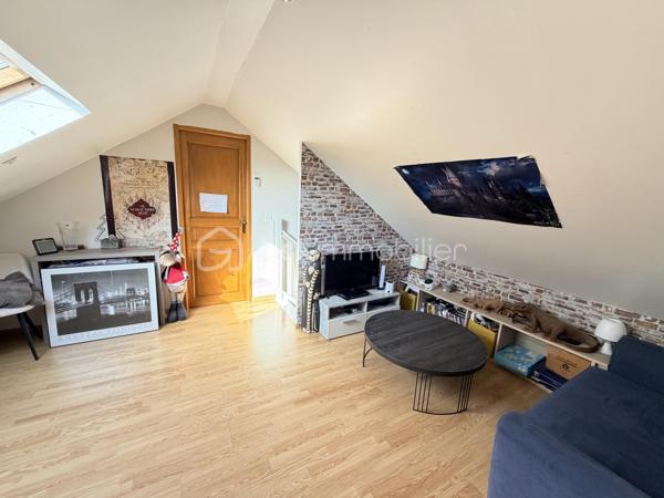 Maison confort plain pied – 150 m² au sol

Coup de cœur assuré pour cette belle maison pleine de charme, entièrement rénovée avec goût, offrant environ 150 m² au sol et un agencement idéal pour une vie de famille.

Dès l’entrée, vous serez séduit par une magnifique pièce de vie, chaleureuse et lumineuse, composée d’un espace salon/séjour convivial et d’une cuisine ouverte, aménagée et équipée, pensée pour partager de beaux moments en famille ou entre amis. Un espace bureau complète harmonieusement cette pièce.

Le rez-de-chaussée dispose également d’un agréable espace nuit, comprenant deux chambres, dont une belle suite parentale, ainsi qu’une salle de bain et un wc séparé.

À l’étage, un palier aménagé dessert deux très belles chambres d’environ 20 m² au sol chacune, offrant de beaux volumes et de nombreuses possibilités d’aménagement.

Rénovée avec soin et bénéficiant d’une décoration élégante, cette maison allie parfaitement le charme, le confort contemporain et de beaux volumes.

Le chauffage est assuré par une pompe à chaleur réversible qui vous apportera également un vrai confort de rafraichissement par les températures extrêmes rencontrées aujourd'hui.

Un poêle à granulés de bois vous apportera également une chaleur douce et confortable.

Un garage de 24m² et une dépendance de 9m² complète cette maison.

Les extérieurs ne ferons que de confirmer votre premier ressenti. Ce dernier est entièrement clôturé avec deux espaces de stationnements indépendants. Une orientation parfaite Est/Ouest, un jardin agrémenté d'une belle terrasse carrelée avec une pergola ainsi qu'un second espace détente bucolique avec une seconde pergola en bois.

Les + :

* Environ 150 m² au sol
* Maison rénovée avec goût
* Belle pièce de vie
* Cuisine ouverte aménagée et équipée
* Espace bureau
* 4 chambres, dont une suite parentale
* Palier aménagé
* Agencement familial et fonctionnel
* Maison économique et climatisée
* Un grand garage
* Un jardin parfaitement aménagé où il vous sera facile de vous projeter

Une maison chaleureuse prête à accueillir ses nouveaux propriétaires. À découvrir sans tarder !