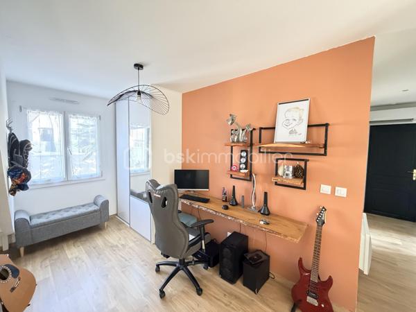 Maison confort plain pied – 150 m² au sol

Coup de cœur assuré pour cette belle maison pleine de charme, entièrement rénovée avec goût, offrant environ 150 m² au sol et un agencement idéal pour une vie de famille.

Dès l’entrée, vous serez séduit par une magnifique pièce de vie, chaleureuse et lumineuse, composée d’un espace salon/séjour convivial et d’une cuisine ouverte, aménagée et équipée, pensée pour partager de beaux moments en famille ou entre amis. Un espace bureau complète harmonieusement cette pièce.

Le rez-de-chaussée dispose également d’un agréable espace nuit, comprenant deux chambres, dont une belle suite parentale, ainsi qu’une salle de bain et un wc séparé.

À l’étage, un palier aménagé dessert deux très belles chambres d’environ 20 m² au sol chacune, offrant de beaux volumes et de nombreuses possibilités d’aménagement.

Rénovée avec soin et bénéficiant d’une décoration élégante, cette maison allie parfaitement le charme, le confort contemporain et de beaux volumes.

Le chauffage est assuré par une pompe à chaleur réversible qui vous apportera également un vrai confort de rafraichissement par les températures extrêmes rencontrées aujourd'hui.

Un poêle à granulés de bois vous apportera également une chaleur douce et confortable.

Un garage de 24m² et une dépendance de 9m² complète cette maison.

Les extérieurs ne ferons que de confirmer votre premier ressenti. Ce dernier est entièrement clôturé avec deux espaces de stationnements indépendants. Une orientation parfaite Est/Ouest, un jardin agrémenté d'une belle terrasse carrelée avec une pergola ainsi qu'un second espace détente bucolique avec une seconde pergola en bois.

Les + :

* Environ 150 m² au sol
* Maison rénovée avec goût
* Belle pièce de vie
* Cuisine ouverte aménagée et équipée
* Espace bureau
* 4 chambres, dont une suite parentale
* Palier aménagé
* Agencement familial et fonctionnel
* Maison économique et climatisée
* Un grand garage
* Un jardin parfaitement aménagé où il vous sera facile de vous projeter

Une maison chaleureuse prête à accueillir ses nouveaux propriétaires. À découvrir sans tarder !