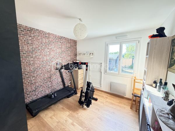 Maison confort plain pied – 150 m² au sol

Coup de cœur assuré pour cette belle maison pleine de charme, entièrement rénovée avec goût, offrant environ 150 m² au sol et un agencement idéal pour une vie de famille.

Dès l’entrée, vous serez séduit par une magnifique pièce de vie, chaleureuse et lumineuse, composée d’un espace salon/séjour convivial et d’une cuisine ouverte, aménagée et équipée, pensée pour partager de beaux moments en famille ou entre amis. Un espace bureau complète harmonieusement cette pièce.

Le rez-de-chaussée dispose également d’un agréable espace nuit, comprenant deux chambres, dont une belle suite parentale, ainsi qu’une salle de bain et un wc séparé.

À l’étage, un palier aménagé dessert deux très belles chambres d’environ 20 m² au sol chacune, offrant de beaux volumes et de nombreuses possibilités d’aménagement.

Rénovée avec soin et bénéficiant d’une décoration élégante, cette maison allie parfaitement le charme, le confort contemporain et de beaux volumes.

Le chauffage est assuré par une pompe à chaleur réversible qui vous apportera également un vrai confort de rafraichissement par les températures extrêmes rencontrées aujourd'hui.

Un poêle à granulés de bois vous apportera également une chaleur douce et confortable.

Un garage de 24m² et une dépendance de 9m² complète cette maison.

Les extérieurs ne ferons que de confirmer votre premier ressenti. Ce dernier est entièrement clôturé avec deux espaces de stationnements indépendants. Une orientation parfaite Est/Ouest, un jardin agrémenté d'une belle terrasse carrelée avec une pergola ainsi qu'un second espace détente bucolique avec une seconde pergola en bois.

Les + :

* Environ 150 m² au sol
* Maison rénovée avec goût
* Belle pièce de vie
* Cuisine ouverte aménagée et équipée
* Espace bureau
* 4 chambres, dont une suite parentale
* Palier aménagé
* Agencement familial et fonctionnel
* Maison économique et climatisée
* Un grand garage
* Un jardin parfaitement aménagé où il vous sera facile de vous projeter

Une maison chaleureuse prête à accueillir ses nouveaux propriétaires. À découvrir sans tarder !