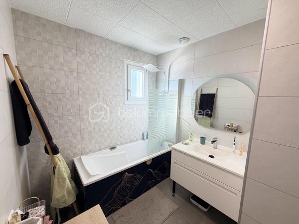 Maison confort plain pied – 150 m² au sol

Coup de cœur assuré pour cette belle maison pleine de charme, entièrement rénovée avec goût, offrant environ 150 m² au sol et un agencement idéal pour une vie de famille.

Dès l’entrée, vous serez séduit par une magnifique pièce de vie, chaleureuse et lumineuse, composée d’un espace salon/séjour convivial et d’une cuisine ouverte, aménagée et équipée, pensée pour partager de beaux moments en famille ou entre amis. Un espace bureau complète harmonieusement cette pièce.

Le rez-de-chaussée dispose également d’un agréable espace nuit, comprenant deux chambres, dont une belle suite parentale, ainsi qu’une salle de bain et un wc séparé.

À l’étage, un palier aménagé dessert deux très belles chambres d’environ 20 m² au sol chacune, offrant de beaux volumes et de nombreuses possibilités d’aménagement.

Rénovée avec soin et bénéficiant d’une décoration élégante, cette maison allie parfaitement le charme, le confort contemporain et de beaux volumes.

Le chauffage est assuré par une pompe à chaleur réversible qui vous apportera également un vrai confort de rafraichissement par les températures extrêmes rencontrées aujourd'hui.

Un poêle à granulés de bois vous apportera également une chaleur douce et confortable.

Un garage de 24m² et une dépendance de 9m² complète cette maison.

Les extérieurs ne ferons que de confirmer votre premier ressenti. Ce dernier est entièrement clôturé avec deux espaces de stationnements indépendants. Une orientation parfaite Est/Ouest, un jardin agrémenté d'une belle terrasse carrelée avec une pergola ainsi qu'un second espace détente bucolique avec une seconde pergola en bois.

Les + :

* Environ 150 m² au sol
* Maison rénovée avec goût
* Belle pièce de vie
* Cuisine ouverte aménagée et équipée
* Espace bureau
* 4 chambres, dont une suite parentale
* Palier aménagé
* Agencement familial et fonctionnel
* Maison économique et climatisée
* Un grand garage
* Un jardin parfaitement aménagé où il vous sera facile de vous projeter

Une maison chaleureuse prête à accueillir ses nouveaux propriétaires. À découvrir sans tarder !