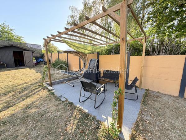 Maison confort plain pied – 150 m² au sol

Coup de cœur assuré pour cette belle maison pleine de charme, entièrement rénovée avec goût, offrant environ 150 m² au sol et un agencement idéal pour une vie de famille.

Dès l’entrée, vous serez séduit par une magnifique pièce de vie, chaleureuse et lumineuse, composée d’un espace salon/séjour convivial et d’une cuisine ouverte, aménagée et équipée, pensée pour partager de beaux moments en famille ou entre amis. Un espace bureau complète harmonieusement cette pièce.

Le rez-de-chaussée dispose également d’un agréable espace nuit, comprenant deux chambres, dont une belle suite parentale, ainsi qu’une salle de bain et un wc séparé.

À l’étage, un palier aménagé dessert deux très belles chambres d’environ 20 m² au sol chacune, offrant de beaux volumes et de nombreuses possibilités d’aménagement.

Rénovée avec soin et bénéficiant d’une décoration élégante, cette maison allie parfaitement le charme, le confort contemporain et de beaux volumes.

Le chauffage est assuré par une pompe à chaleur réversible qui vous apportera également un vrai confort de rafraichissement par les températures extrêmes rencontrées aujourd'hui.

Un poêle à granulés de bois vous apportera également une chaleur douce et confortable.

Un garage de 24m² et une dépendance de 9m² complète cette maison.

Les extérieurs ne ferons que de confirmer votre premier ressenti. Ce dernier est entièrement clôturé avec deux espaces de stationnements indépendants. Une orientation parfaite Est/Ouest, un jardin agrémenté d'une belle terrasse carrelée avec une pergola ainsi qu'un second espace détente bucolique avec une seconde pergola en bois.

Les + :

* Environ 150 m² au sol
* Maison rénovée avec goût
* Belle pièce de vie
* Cuisine ouverte aménagée et équipée
* Espace bureau
* 4 chambres, dont une suite parentale
* Palier aménagé
* Agencement familial et fonctionnel
* Maison économique et climatisée
* Un grand garage
* Un jardin parfaitement aménagé où il vous sera facile de vous projeter

Une maison chaleureuse prête à accueillir ses nouveaux propriétaires. À découvrir sans tarder !