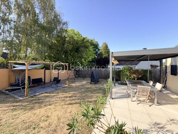 Maison confort plain pied – 150 m² au sol

Coup de cœur assuré pour cette belle maison pleine de charme, entièrement rénovée avec goût, offrant environ 150 m² au sol et un agencement idéal pour une vie de famille.

Dès l’entrée, vous serez séduit par une magnifique pièce de vie, chaleureuse et lumineuse, composée d’un espace salon/séjour convivial et d’une cuisine ouverte, aménagée et équipée, pensée pour partager de beaux moments en famille ou entre amis. Un espace bureau complète harmonieusement cette pièce.

Le rez-de-chaussée dispose également d’un agréable espace nuit, comprenant deux chambres, dont une belle suite parentale, ainsi qu’une salle de bain et un wc séparé.

À l’étage, un palier aménagé dessert deux très belles chambres d’environ 20 m² au sol chacune, offrant de beaux volumes et de nombreuses possibilités d’aménagement.

Rénovée avec soin et bénéficiant d’une décoration élégante, cette maison allie parfaitement le charme, le confort contemporain et de beaux volumes.

Le chauffage est assuré par une pompe à chaleur réversible qui vous apportera également un vrai confort de rafraichissement par les températures extrêmes rencontrées aujourd'hui.

Un poêle à granulés de bois vous apportera également une chaleur douce et confortable.

Un garage de 24m² et une dépendance de 9m² complète cette maison.

Les extérieurs ne ferons que de confirmer votre premier ressenti. Ce dernier est entièrement clôturé avec deux espaces de stationnements indépendants. Une orientation parfaite Est/Ouest, un jardin agrémenté d'une belle terrasse carrelée avec une pergola ainsi qu'un second espace détente bucolique avec une seconde pergola en bois.

Les + :

* Environ 150 m² au sol
* Maison rénovée avec goût
* Belle pièce de vie
* Cuisine ouverte aménagée et équipée
* Espace bureau
* 4 chambres, dont une suite parentale
* Palier aménagé
* Agencement familial et fonctionnel
* Maison économique et climatisée
* Un grand garage
* Un jardin parfaitement aménagé où il vous sera facile de vous projeter

Une maison chaleureuse prête à accueillir ses nouveaux propriétaires. À découvrir sans tarder !