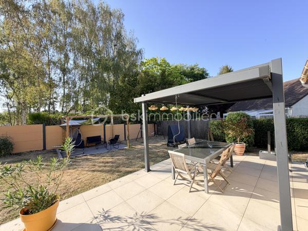 Maison confort plain pied – 150 m² au sol

Coup de cœur assuré pour cette belle maison pleine de charme, entièrement rénovée avec goût, offrant environ 150 m² au sol et un agencement idéal pour une vie de famille.

Dès l’entrée, vous serez séduit par une magnifique pièce de vie, chaleureuse et lumineuse, composée d’un espace salon/séjour convivial et d’une cuisine ouverte, aménagée et équipée, pensée pour partager de beaux moments en famille ou entre amis. Un espace bureau complète harmonieusement cette pièce.

Le rez-de-chaussée dispose également d’un agréable espace nuit, comprenant deux chambres, dont une belle suite parentale, ainsi qu’une salle de bain et un wc séparé.

À l’étage, un palier aménagé dessert deux très belles chambres d’environ 20 m² au sol chacune, offrant de beaux volumes et de nombreuses possibilités d’aménagement.

Rénovée avec soin et bénéficiant d’une décoration élégante, cette maison allie parfaitement le charme, le confort contemporain et de beaux volumes.

Le chauffage est assuré par une pompe à chaleur réversible qui vous apportera également un vrai confort de rafraichissement par les températures extrêmes rencontrées aujourd'hui.

Un poêle à granulés de bois vous apportera également une chaleur douce et confortable.

Un garage de 24m² et une dépendance de 9m² complète cette maison.

Les extérieurs ne ferons que de confirmer votre premier ressenti. Ce dernier est entièrement clôturé avec deux espaces de stationnements indépendants. Une orientation parfaite Est/Ouest, un jardin agrémenté d'une belle terrasse carrelée avec une pergola ainsi qu'un second espace détente bucolique avec une seconde pergola en bois.

Les + :

* Environ 150 m² au sol
* Maison rénovée avec goût
* Belle pièce de vie
* Cuisine ouverte aménagée et équipée
* Espace bureau
* 4 chambres, dont une suite parentale
* Palier aménagé
* Agencement familial et fonctionnel
* Maison économique et climatisée
* Un grand garage
* Un jardin parfaitement aménagé où il vous sera facile de vous projeter

Une maison chaleureuse prête à accueillir ses nouveaux propriétaires. À découvrir sans tarder !
