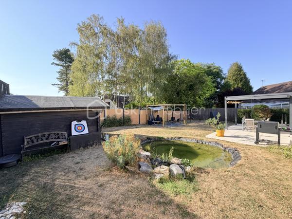 Maison confort plain pied – 150 m² au sol

Coup de cœur assuré pour cette belle maison pleine de charme, entièrement rénovée avec goût, offrant environ 150 m² au sol et un agencement idéal pour une vie de famille.

Dès l’entrée, vous serez séduit par une magnifique pièce de vie, chaleureuse et lumineuse, composée d’un espace salon/séjour convivial et d’une cuisine ouverte, aménagée et équipée, pensée pour partager de beaux moments en famille ou entre amis. Un espace bureau complète harmonieusement cette pièce.

Le rez-de-chaussée dispose également d’un agréable espace nuit, comprenant deux chambres, dont une belle suite parentale, ainsi qu’une salle de bain et un wc séparé.

À l’étage, un palier aménagé dessert deux très belles chambres d’environ 20 m² au sol chacune, offrant de beaux volumes et de nombreuses possibilités d’aménagement.

Rénovée avec soin et bénéficiant d’une décoration élégante, cette maison allie parfaitement le charme, le confort contemporain et de beaux volumes.

Le chauffage est assuré par une pompe à chaleur réversible qui vous apportera également un vrai confort de rafraichissement par les températures extrêmes rencontrées aujourd'hui.

Un poêle à granulés de bois vous apportera également une chaleur douce et confortable.

Un garage de 24m² et une dépendance de 9m² complète cette maison.

Les extérieurs ne ferons que de confirmer votre premier ressenti. Ce dernier est entièrement clôturé avec deux espaces de stationnements indépendants. Une orientation parfaite Est/Ouest, un jardin agrémenté d'une belle terrasse carrelée avec une pergola ainsi qu'un second espace détente bucolique avec une seconde pergola en bois.

Les + :

* Environ 150 m² au sol
* Maison rénovée avec goût
* Belle pièce de vie
* Cuisine ouverte aménagée et équipée
* Espace bureau
* 4 chambres, dont une suite parentale
* Palier aménagé
* Agencement familial et fonctionnel
* Maison économique et climatisée
* Un grand garage
* Un jardin parfaitement aménagé où il vous sera facile de vous projeter

Une maison chaleureuse prête à accueillir ses nouveaux propriétaires. À découvrir sans tarder !