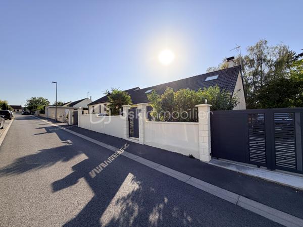 Maison confort plain pied – 150 m² au sol

Coup de cœur assuré pour cette belle maison pleine de charme, entièrement rénovée avec goût, offrant environ 150 m² au sol et un agencement idéal pour une vie de famille.

Dès l’entrée, vous serez séduit par une magnifique pièce de vie, chaleureuse et lumineuse, composée d’un espace salon/séjour convivial et d’une cuisine ouverte, aménagée et équipée, pensée pour partager de beaux moments en famille ou entre amis. Un espace bureau complète harmonieusement cette pièce.

Le rez-de-chaussée dispose également d’un agréable espace nuit, comprenant deux chambres, dont une belle suite parentale, ainsi qu’une salle de bain et un wc séparé.

À l’étage, un palier aménagé dessert deux très belles chambres d’environ 20 m² au sol chacune, offrant de beaux volumes et de nombreuses possibilités d’aménagement.

Rénovée avec soin et bénéficiant d’une décoration élégante, cette maison allie parfaitement le charme, le confort contemporain et de beaux volumes.

Le chauffage est assuré par une pompe à chaleur réversible qui vous apportera également un vrai confort de rafraichissement par les températures extrêmes rencontrées aujourd'hui.

Un poêle à granulés de bois vous apportera également une chaleur douce et confortable.

Un garage de 24m² et une dépendance de 9m² complète cette maison.

Les extérieurs ne ferons que de confirmer votre premier ressenti. Ce dernier est entièrement clôturé avec deux espaces de stationnements indépendants. Une orientation parfaite Est/Ouest, un jardin agrémenté d'une belle terrasse carrelée avec une pergola ainsi qu'un second espace détente bucolique avec une seconde pergola en bois.

Les + :

* Environ 150 m² au sol
* Maison rénovée avec goût
* Belle pièce de vie
* Cuisine ouverte aménagée et équipée
* Espace bureau
* 4 chambres, dont une suite parentale
* Palier aménagé
* Agencement familial et fonctionnel
* Maison économique et climatisée
* Un grand garage
* Un jardin parfaitement aménagé où il vous sera facile de vous projeter

Une maison chaleureuse prête à accueillir ses nouveaux propriétaires. À découvrir sans tarder !