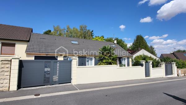 Maison confort plain pied – 150 m² au sol

Coup de cœur assuré pour cette belle maison pleine de charme, entièrement rénovée avec goût, offrant environ 150 m² au sol et un agencement idéal pour une vie de famille.

Dès l’entrée, vous serez séduit par une magnifique pièce de vie, chaleureuse et lumineuse, composée d’un espace salon/séjour convivial et d’une cuisine ouverte, aménagée et équipée, pensée pour partager de beaux moments en famille ou entre amis. Un espace bureau complète harmonieusement cette pièce.

Le rez-de-chaussée dispose également d’un agréable espace nuit, comprenant deux chambres, dont une belle suite parentale, ainsi qu’une salle de bain et un wc séparé.

À l’étage, un palier aménagé dessert deux très belles chambres d’environ 20 m² au sol chacune, offrant de beaux volumes et de nombreuses possibilités d’aménagement.

Rénovée avec soin et bénéficiant d’une décoration élégante, cette maison allie parfaitement le charme, le confort contemporain et de beaux volumes.

Le chauffage est assuré par une pompe à chaleur réversible qui vous apportera également un vrai confort de rafraichissement par les températures extrêmes rencontrées aujourd'hui.

Un poêle à granulés de bois vous apportera également une chaleur douce et confortable.

Un garage de 24m² et une dépendance de 9m² complète cette maison.

Les extérieurs ne ferons que de confirmer votre premier ressenti. Ce dernier est entièrement clôturé avec deux espaces de stationnements indépendants. Une orientation parfaite Est/Ouest, un jardin agrémenté d'une belle terrasse carrelée avec une pergola ainsi qu'un second espace détente bucolique avec une seconde pergola en bois.

Les + :

* Environ 150 m² au sol
* Maison rénovée avec goût
* Belle pièce de vie
* Cuisine ouverte aménagée et équipée
* Espace bureau
* 4 chambres, dont une suite parentale
* Palier aménagé
* Agencement familial et fonctionnel
* Maison économique et climatisée
* Un grand garage
* Un jardin parfaitement aménagé où il vous sera facile de vous projeter

Une maison chaleureuse prête à accueillir ses nouveaux propriétaires. À découvrir sans tarder !