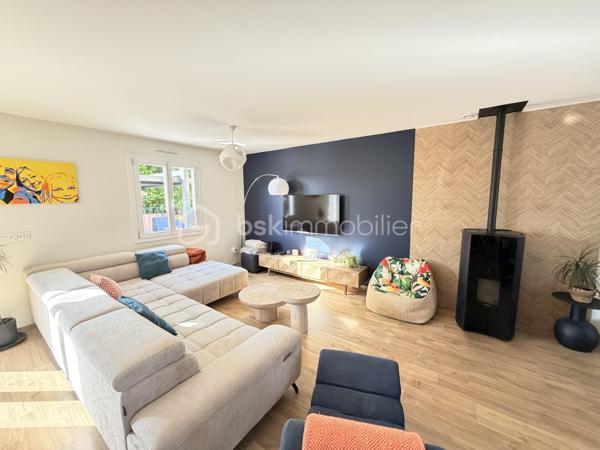 Maison confort plain pied – 150 m² au sol

Coup de cœur assuré pour cette belle maison pleine de charme, entièrement rénovée avec goût, offrant environ 150 m² au sol et un agencement idéal pour une vie de famille.

Dès l’entrée, vous serez séduit par une magnifique pièce de vie, chaleureuse et lumineuse, composée d’un espace salon/séjour convivial et d’une cuisine ouverte, aménagée et équipée, pensée pour partager de beaux moments en famille ou entre amis. Un espace bureau complète harmonieusement cette pièce.

Le rez-de-chaussée dispose également d’un agréable espace nuit, comprenant deux chambres, dont une belle suite parentale, ainsi qu’une salle de bain et un wc séparé.

À l’étage, un palier aménagé dessert deux très belles chambres d’environ 20 m² au sol chacune, offrant de beaux volumes et de nombreuses possibilités d’aménagement.

Rénovée avec soin et bénéficiant d’une décoration élégante, cette maison allie parfaitement le charme, le confort contemporain et de beaux volumes.

Le chauffage est assuré par une pompe à chaleur réversible qui vous apportera également un vrai confort de rafraichissement par les températures extrêmes rencontrées aujourd'hui.

Un poêle à granulés de bois vous apportera également une chaleur douce et confortable.

Un garage de 24m² et une dépendance de 9m² complète cette maison.

Les extérieurs ne ferons que de confirmer votre premier ressenti. Ce dernier est entièrement clôturé avec deux espaces de stationnements indépendants. Une orientation parfaite Est/Ouest, un jardin agrémenté d'une belle terrasse carrelée avec une pergola ainsi qu'un second espace détente bucolique avec une seconde pergola en bois.

Les + :

* Environ 150 m² au sol
* Maison rénovée avec goût
* Belle pièce de vie
* Cuisine ouverte aménagée et équipée
* Espace bureau
* 4 chambres, dont une suite parentale
* Palier aménagé
* Agencement familial et fonctionnel
* Maison économique et climatisée
* Un grand garage
* Un jardin parfaitement aménagé où il vous sera facile de vous projeter

Une maison chaleureuse prête à accueillir ses nouveaux propriétaires. À découvrir sans tarder !