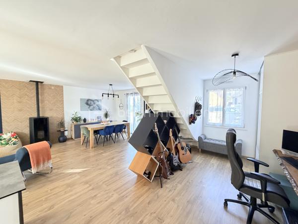 Maison confort plain pied – 150 m² au sol

Coup de cœur assuré pour cette belle maison pleine de charme, entièrement rénovée avec goût, offrant environ 150 m² au sol et un agencement idéal pour une vie de famille.

Dès l’entrée, vous serez séduit par une magnifique pièce de vie, chaleureuse et lumineuse, composée d’un espace salon/séjour convivial et d’une cuisine ouverte, aménagée et équipée, pensée pour partager de beaux moments en famille ou entre amis. Un espace bureau complète harmonieusement cette pièce.

Le rez-de-chaussée dispose également d’un agréable espace nuit, comprenant deux chambres, dont une belle suite parentale, ainsi qu’une salle de bain et un wc séparé.

À l’étage, un palier aménagé dessert deux très belles chambres d’environ 20 m² au sol chacune, offrant de beaux volumes et de nombreuses possibilités d’aménagement.

Rénovée avec soin et bénéficiant d’une décoration élégante, cette maison allie parfaitement le charme, le confort contemporain et de beaux volumes.

Le chauffage est assuré par une pompe à chaleur réversible qui vous apportera également un vrai confort de rafraichissement par les températures extrêmes rencontrées aujourd'hui.

Un poêle à granulés de bois vous apportera également une chaleur douce et confortable.

Un garage de 24m² et une dépendance de 9m² complète cette maison.

Les extérieurs ne ferons que de confirmer votre premier ressenti. Ce dernier est entièrement clôturé avec deux espaces de stationnements indépendants. Une orientation parfaite Est/Ouest, un jardin agrémenté d'une belle terrasse carrelée avec une pergola ainsi qu'un second espace détente bucolique avec une seconde pergola en bois.

Les + :

* Environ 150 m² au sol
* Maison rénovée avec goût
* Belle pièce de vie
* Cuisine ouverte aménagée et équipée
* Espace bureau
* 4 chambres, dont une suite parentale
* Palier aménagé
* Agencement familial et fonctionnel
* Maison économique et climatisée
* Un grand garage
* Un jardin parfaitement aménagé où il vous sera facile de vous projeter

Une maison chaleureuse prête à accueillir ses nouveaux propriétaires. À découvrir sans tarder !