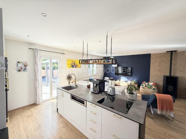 Maison confort plain pied – 150 m² au sol

Coup de cœur assuré pour cette belle maison pleine de charme, entièrement rénovée avec goût, offrant environ 150 m² au sol et un agencement idéal pour une vie de famille.

Dès l’entrée, vous serez séduit par une magnifique pièce de vie, chaleureuse et lumineuse, composée d’un espace salon/séjour convivial et d’une cuisine ouverte, aménagée et équipée, pensée pour partager de beaux moments en famille ou entre amis. Un espace bureau complète harmonieusement cette pièce.

Le rez-de-chaussée dispose également d’un agréable espace nuit, comprenant deux chambres, dont une belle suite parentale, ainsi qu’une salle de bain et un wc séparé.

À l’étage, un palier aménagé dessert deux très belles chambres d’environ 20 m² au sol chacune, offrant de beaux volumes et de nombreuses possibilités d’aménagement.

Rénovée avec soin et bénéficiant d’une décoration élégante, cette maison allie parfaitement le charme, le confort contemporain et de beaux volumes.

Le chauffage est assuré par une pompe à chaleur réversible qui vous apportera également un vrai confort de rafraichissement par les températures extrêmes rencontrées aujourd'hui.

Un poêle à granulés de bois vous apportera également une chaleur douce et confortable.

Un garage de 24m² et une dépendance de 9m² complète cette maison.

Les extérieurs ne ferons que de confirmer votre premier ressenti. Ce dernier est entièrement clôturé avec deux espaces de stationnements indépendants. Une orientation parfaite Est/Ouest, un jardin agrémenté d'une belle terrasse carrelée avec une pergola ainsi qu'un second espace détente bucolique avec une seconde pergola en bois.

Les + :

* Environ 150 m² au sol
* Maison rénovée avec goût
* Belle pièce de vie
* Cuisine ouverte aménagée et équipée
* Espace bureau
* 4 chambres, dont une suite parentale
* Palier aménagé
* Agencement familial et fonctionnel
* Maison économique et climatisée
* Un grand garage
* Un jardin parfaitement aménagé où il vous sera facile de vous projeter

Une maison chaleureuse prête à accueillir ses nouveaux propriétaires. À découvrir sans tarder !