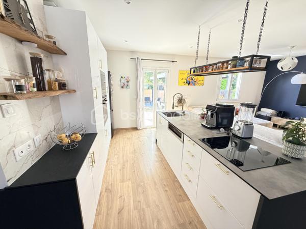 Maison confort plain pied – 150 m² au sol

Coup de cœur assuré pour cette belle maison pleine de charme, entièrement rénovée avec goût, offrant environ 150 m² au sol et un agencement idéal pour une vie de famille.

Dès l’entrée, vous serez séduit par une magnifique pièce de vie, chaleureuse et lumineuse, composée d’un espace salon/séjour convivial et d’une cuisine ouverte, aménagée et équipée, pensée pour partager de beaux moments en famille ou entre amis. Un espace bureau complète harmonieusement cette pièce.

Le rez-de-chaussée dispose également d’un agréable espace nuit, comprenant deux chambres, dont une belle suite parentale, ainsi qu’une salle de bain et un wc séparé.

À l’étage, un palier aménagé dessert deux très belles chambres d’environ 20 m² au sol chacune, offrant de beaux volumes et de nombreuses possibilités d’aménagement.

Rénovée avec soin et bénéficiant d’une décoration élégante, cette maison allie parfaitement le charme, le confort contemporain et de beaux volumes.

Le chauffage est assuré par une pompe à chaleur réversible qui vous apportera également un vrai confort de rafraichissement par les températures extrêmes rencontrées aujourd'hui.

Un poêle à granulés de bois vous apportera également une chaleur douce et confortable.

Un garage de 24m² et une dépendance de 9m² complète cette maison.

Les extérieurs ne ferons que de confirmer votre premier ressenti. Ce dernier est entièrement clôturé avec deux espaces de stationnements indépendants. Une orientation parfaite Est/Ouest, un jardin agrémenté d'une belle terrasse carrelée avec une pergola ainsi qu'un second espace détente bucolique avec une seconde pergola en bois.

Les + :

* Environ 150 m² au sol
* Maison rénovée avec goût
* Belle pièce de vie
* Cuisine ouverte aménagée et équipée
* Espace bureau
* 4 chambres, dont une suite parentale
* Palier aménagé
* Agencement familial et fonctionnel
* Maison économique et climatisée
* Un grand garage
* Un jardin parfaitement aménagé où il vous sera facile de vous projeter

Une maison chaleureuse prête à accueillir ses nouveaux propriétaires. À découvrir sans tarder !