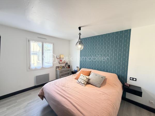 Maison confort plain pied – 150 m² au sol

Coup de cœur assuré pour cette belle maison pleine de charme, entièrement rénovée avec goût, offrant environ 150 m² au sol et un agencement idéal pour une vie de famille.

Dès l’entrée, vous serez séduit par une magnifique pièce de vie, chaleureuse et lumineuse, composée d’un espace salon/séjour convivial et d’une cuisine ouverte, aménagée et équipée, pensée pour partager de beaux moments en famille ou entre amis. Un espace bureau complète harmonieusement cette pièce.

Le rez-de-chaussée dispose également d’un agréable espace nuit, comprenant deux chambres, dont une belle suite parentale, ainsi qu’une salle de bain et un wc séparé.

À l’étage, un palier aménagé dessert deux très belles chambres d’environ 20 m² au sol chacune, offrant de beaux volumes et de nombreuses possibilités d’aménagement.

Rénovée avec soin et bénéficiant d’une décoration élégante, cette maison allie parfaitement le charme, le confort contemporain et de beaux volumes.

Le chauffage est assuré par une pompe à chaleur réversible qui vous apportera également un vrai confort de rafraichissement par les températures extrêmes rencontrées aujourd'hui.

Un poêle à granulés de bois vous apportera également une chaleur douce et confortable.

Un garage de 24m² et une dépendance de 9m² complète cette maison.

Les extérieurs ne ferons que de confirmer votre premier ressenti. Ce dernier est entièrement clôturé avec deux espaces de stationnements indépendants. Une orientation parfaite Est/Ouest, un jardin agrémenté d'une belle terrasse carrelée avec une pergola ainsi qu'un second espace détente bucolique avec une seconde pergola en bois.

Les + :

* Environ 150 m² au sol
* Maison rénovée avec goût
* Belle pièce de vie
* Cuisine ouverte aménagée et équipée
* Espace bureau
* 4 chambres, dont une suite parentale
* Palier aménagé
* Agencement familial et fonctionnel
* Maison économique et climatisée
* Un grand garage
* Un jardin parfaitement aménagé où il vous sera facile de vous projeter

Une maison chaleureuse prête à accueillir ses nouveaux propriétaires. À découvrir sans tarder !