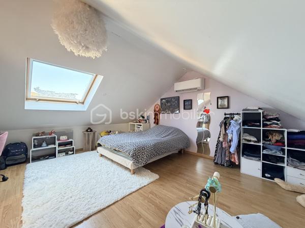 Maison confort plain pied – 150 m² au sol

Coup de cœur assuré pour cette belle maison pleine de charme, entièrement rénovée avec goût, offrant environ 150 m² au sol et un agencement idéal pour une vie de famille.

Dès l’entrée, vous serez séduit par une magnifique pièce de vie, chaleureuse et lumineuse, composée d’un espace salon/séjour convivial et d’une cuisine ouverte, aménagée et équipée, pensée pour partager de beaux moments en famille ou entre amis. Un espace bureau complète harmonieusement cette pièce.

Le rez-de-chaussée dispose également d’un agréable espace nuit, comprenant deux chambres, dont une belle suite parentale, ainsi qu’une salle de bain et un wc séparé.

À l’étage, un palier aménagé dessert deux très belles chambres d’environ 20 m² au sol chacune, offrant de beaux volumes et de nombreuses possibilités d’aménagement.

Rénovée avec soin et bénéficiant d’une décoration élégante, cette maison allie parfaitement le charme, le confort contemporain et de beaux volumes.

Le chauffage est assuré par une pompe à chaleur réversible qui vous apportera également un vrai confort de rafraichissement par les températures extrêmes rencontrées aujourd'hui.

Un poêle à granulés de bois vous apportera également une chaleur douce et confortable.

Un garage de 24m² et une dépendance de 9m² complète cette maison.

Les extérieurs ne ferons que de confirmer votre premier ressenti. Ce dernier est entièrement clôturé avec deux espaces de stationnements indépendants. Une orientation parfaite Est/Ouest, un jardin agrémenté d'une belle terrasse carrelée avec une pergola ainsi qu'un second espace détente bucolique avec une seconde pergola en bois.

Les + :

* Environ 150 m² au sol
* Maison rénovée avec goût
* Belle pièce de vie
* Cuisine ouverte aménagée et équipée
* Espace bureau
* 4 chambres, dont une suite parentale
* Palier aménagé
* Agencement familial et fonctionnel
* Maison économique et climatisée
* Un grand garage
* Un jardin parfaitement aménagé où il vous sera facile de vous projeter

Une maison chaleureuse prête à accueillir ses nouveaux propriétaires. À découvrir sans tarder !