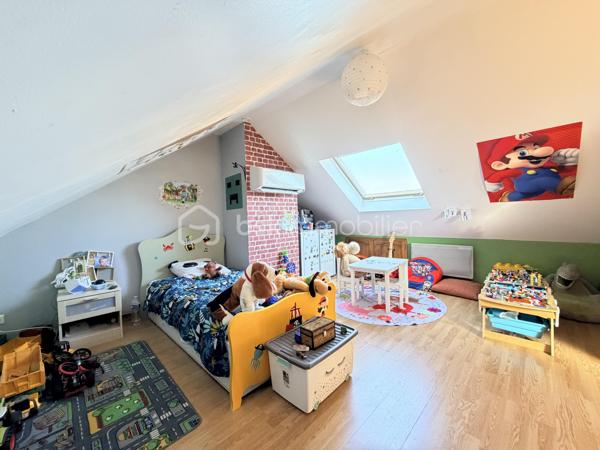 Maison confort plain pied – 150 m² au sol

Coup de cœur assuré pour cette belle maison pleine de charme, entièrement rénovée avec goût, offrant environ 150 m² au sol et un agencement idéal pour une vie de famille.

Dès l’entrée, vous serez séduit par une magnifique pièce de vie, chaleureuse et lumineuse, composée d’un espace salon/séjour convivial et d’une cuisine ouverte, aménagée et équipée, pensée pour partager de beaux moments en famille ou entre amis. Un espace bureau complète harmonieusement cette pièce.

Le rez-de-chaussée dispose également d’un agréable espace nuit, comprenant deux chambres, dont une belle suite parentale, ainsi qu’une salle de bain et un wc séparé.

À l’étage, un palier aménagé dessert deux très belles chambres d’environ 20 m² au sol chacune, offrant de beaux volumes et de nombreuses possibilités d’aménagement.

Rénovée avec soin et bénéficiant d’une décoration élégante, cette maison allie parfaitement le charme, le confort contemporain et de beaux volumes.

Le chauffage est assuré par une pompe à chaleur réversible qui vous apportera également un vrai confort de rafraichissement par les températures extrêmes rencontrées aujourd'hui.

Un poêle à granulés de bois vous apportera également une chaleur douce et confortable.

Un garage de 24m² et une dépendance de 9m² complète cette maison.

Les extérieurs ne ferons que de confirmer votre premier ressenti. Ce dernier est entièrement clôturé avec deux espaces de stationnements indépendants. Une orientation parfaite Est/Ouest, un jardin agrémenté d'une belle terrasse carrelée avec une pergola ainsi qu'un second espace détente bucolique avec une seconde pergola en bois.

Les + :

* Environ 150 m² au sol
* Maison rénovée avec goût
* Belle pièce de vie
* Cuisine ouverte aménagée et équipée
* Espace bureau
* 4 chambres, dont une suite parentale
* Palier aménagé
* Agencement familial et fonctionnel
* Maison économique et climatisée
* Un grand garage
* Un jardin parfaitement aménagé où il vous sera facile de vous projeter

Une maison chaleureuse prête à accueillir ses nouveaux propriétaires. À découvrir sans tarder !