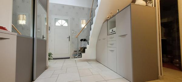 Charmante Maison Familiale avec Vaste Terrain et Multiples Garages