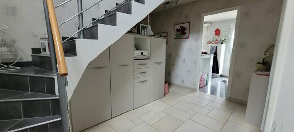 Charmante Maison Familiale avec Vaste Terrain et Multiples Garages