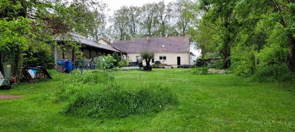 Charmante Maison Familiale avec Vaste Terrain et Multiples Garages