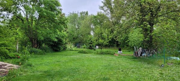 Charmante Maison Familiale avec Vaste Terrain et Multiples Garages