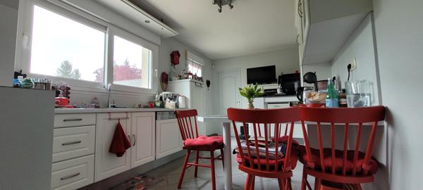 Charmante Maison Familiale avec Vaste Terrain et Multiples Garages