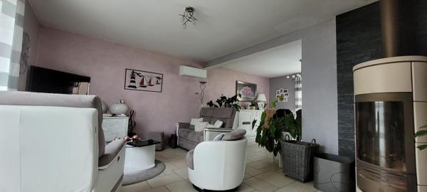 Charmante Maison Familiale avec Vaste Terrain et Multiples Garages