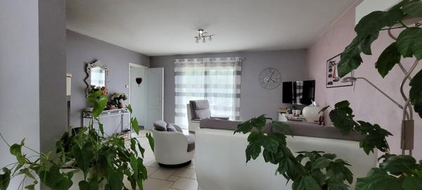 Charmante Maison Familiale avec Vaste Terrain et Multiples Garages