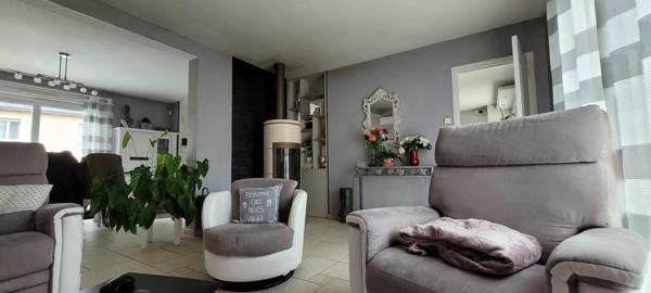 Charmante Maison Familiale avec Vaste Terrain et Multiples Garages