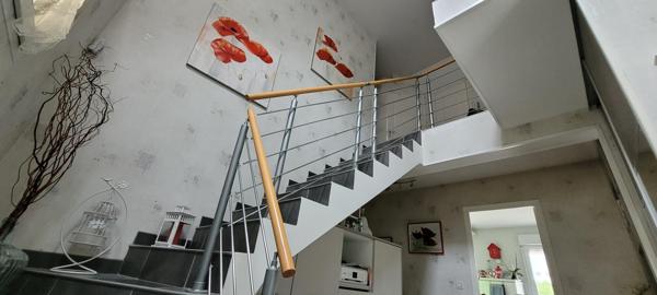 Charmante Maison Familiale avec Vaste Terrain et Multiples Garages