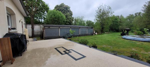 Charmante Maison Familiale avec Vaste Terrain et Multiples Garages