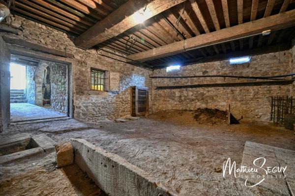 MILLERY – Beau potentiel pour cette maison P7 avec jardin, sous-sol et dépendances