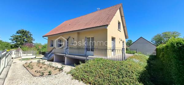 A Seignelay, pavillon traditionnel de 94 m² habitables, sur sous sol total avec combles entièrement aménageables comprenant : entrée, cuisine, séjour avec accès terrasse, 3 chambres, WC, salle d'eau (refaite à neuf). 
Beau jardin de 1840 m² avec dépendances.