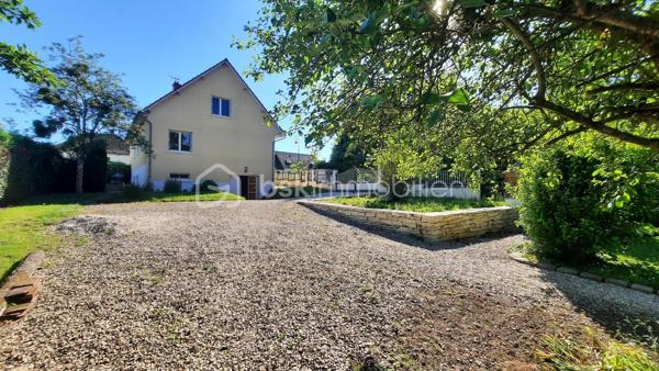 A Seignelay, pavillon traditionnel de 94 m² habitables, sur sous sol total avec combles entièrement aménageables comprenant : entrée, cuisine, séjour avec accès terrasse, 3 chambres, WC, salle d'eau (refaite à neuf). 
Beau jardin de 1840 m² avec dépendances.