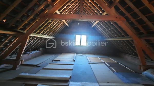 A Seignelay, pavillon traditionnel de 94 m² habitables, sur sous sol total avec combles entièrement aménageables comprenant : entrée, cuisine, séjour avec accès terrasse, 3 chambres, WC, salle d'eau (refaite à neuf). 
Beau jardin de 1840 m² avec dépendances.
