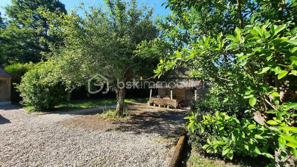 A Seignelay, pavillon traditionnel de 94 m² habitables, sur sous sol total avec combles entièrement aménageables comprenant : entrée, cuisine, séjour avec accès terrasse, 3 chambres, WC, salle d'eau (refaite à neuf). 
Beau jardin de 1840 m² avec dépendances.