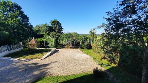 A Seignelay, pavillon traditionnel de 94 m² habitables, sur sous sol total avec combles entièrement aménageables comprenant : entrée, cuisine, séjour avec accès terrasse, 3 chambres, WC, salle d'eau (refaite à neuf). 
Beau jardin de 1840 m² avec dépendances.